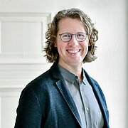 Mitarbeiter von TUMI, Speaker: Fritjof Nelting, Entrepreneur & Klinikgruppen-Betreiber | Top40unter40 | Bestseller-Autor | Integrativer Business & Health Coach | China-Experte | Speaker für Resilienz & Transformation