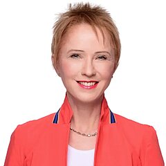 Dr. Claudia Hilker — Führende KI-Expertin im DACH-Raum | Promoviert | MIT AI Strategy Certified