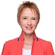 Dr. Claudia Hilker — Führende KI-Expertin im DACH-Raum | Promoviert | MIT AI Strategy Certified