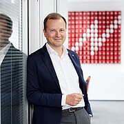 Christopher Mennekes, CEO der MENNEKES Gruppe, Oliver Engelbertz, Direktor / Zentralbereichsleiter Zentrale Firmen- und Immobilienkunden